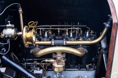 1920 'lerden kalma eski bir arabanın motoru Barcelona, Katalonya, İspanya' da bir caddeye park edilmiş.