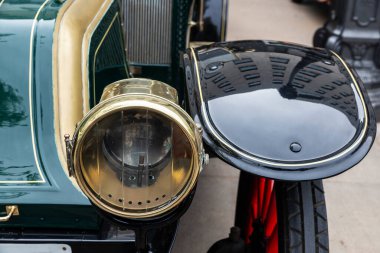 1920 'lerden kalma eski bir arabanın altın farları Barselona, Katalonya, İspanya' da bir caddeye park edilmiş.