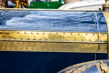 1920 'lerden kalma eski bir arabanın mavi ve soğuk metal kaputu.