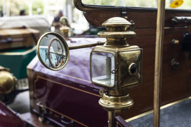Barselona, İspanya - 6 Nisan 2024: 1920 'lerden kalma eski bir arabanın altın ışığı ve dikiz aynası Barselona, Katalonya, İspanya' da bir sokağa park edilmiş.