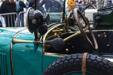 1920 'lerden kalma eski yeşil araba Barselona, Katalonya, İspanya' da bir sokağa park edilmiş.