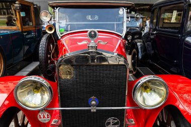 Barselona, İspanya - 6 Nisan 2024: Donnet Zedel markasının 1920 'lerden kalma eski retro kırmızı arabası Barselona, Katalonya, İspanya' da bir sokağa park edildi