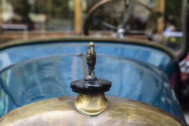 Barselona, İspanya - 6 Nisan 2024: Delahaye markasının 1920 'lerden kalma eski mavi arabası Barcelona, Katalonya, İspanya' da bir sokağa park edilmiş.