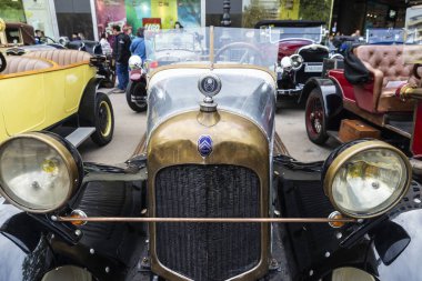 Barselona, İspanya - 6 Nisan 2024: Citroen markasının 1920 'lerden kalma eski beyaz arabası Barselona, Katalonya, İspanya' da bir sokağa park edildi