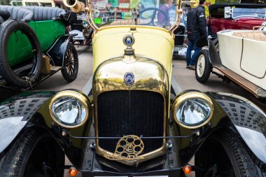 Barselona, İspanya - 6 Nisan 2024: Citroen markasının 1920 'lerden kalma eski sarı arabası Barselona, Katalonya, İspanya' da bir sokağa park edilmiş.