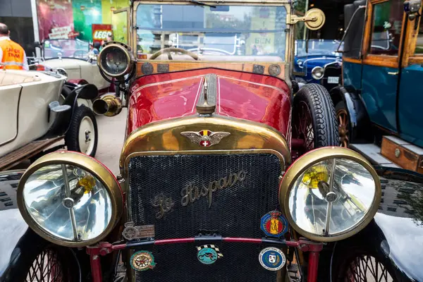Barselona, İspanya - 6 Nisan 2024: 1920 'lerden kalma Hispano Suiza markasının eski retro kırmızı arabası Barcelona, Katalonya, İspanya' da bir sokağa park edilmiş.