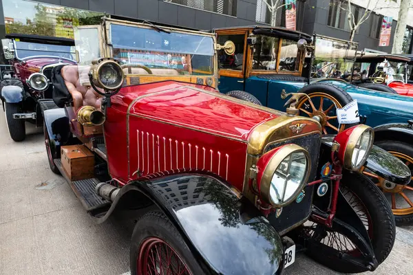 Barselona, İspanya - 6 Nisan 2024: 1920 'lerden kalma Hispano Suiza markasının eski retro kırmızı arabası Barcelona, Katalonya, İspanya' da bir sokağa park edilmiş.