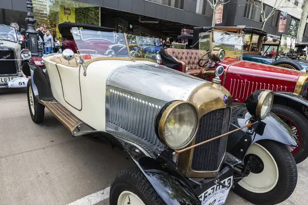 Barselona, İspanya - 6 Nisan 2024: Citroen markasının 1920 'lerden kalma eski beyaz arabası Barselona, Katalonya, İspanya' da bir sokağa park edildi