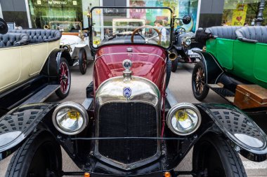 Barselona, İspanya - 6 Nisan 2024: Citroen markasının 1920 'lerde Barcelona, Katalonya, İspanya' da bir caddeye park edilmiş eski retro taşlı arabası