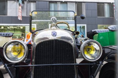 Barselona, İspanya - 6 Nisan 2024: Citroen markasının 1920 'lerden kalma eski retro arabası Barcelona, Katalonya, İspanya' da bir caddeye park edilmiş.