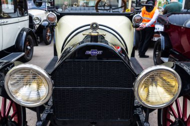 Barselona, İspanya - 6 Nisan 2024: 1920 'lerde Barcelona, Katalonya, İspanya' da bir sokağa park edilen Chevrolet markasının eski beyaz arabası