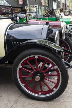 Barselona, İspanya - 6 Nisan 2024: 1920 'lerde Barcelona, Katalonya, İspanya' da bir sokağa park edilen Chevrolet markasının eski beyaz arabası