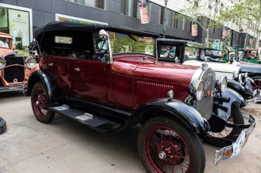 Barselona, İspanya - 6 Nisan 2024: 1928 model Ford A markasının 1920 'lerden kalma eski retro taşlı arabası Barcelona, Katalonya, İspanya' da bir sokağa park edilmiş.