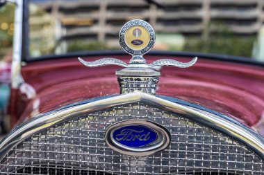 Barselona, İspanya - 6 Nisan 2024: 1928 model Ford A markasının 1920 'lerden kalma eski retro taşlı arabası Barcelona, Katalonya, İspanya' da bir sokağa park edilmiş.