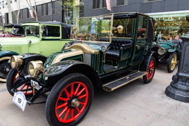 Barselona, İspanya - 6 Nisan 2024: 1920 'lerde Barcelona, Katalonya, İspanya' da bir caddeye park edilmiş Renault Coupe de Ville markasının eski yeşil arabası