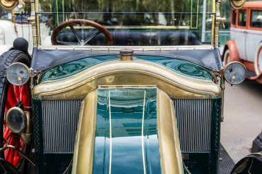 Barselona, İspanya - 6 Nisan 2024: 1920 'lerde Barcelona, Katalonya, İspanya' da bir caddeye park edilmiş Renault Coupe de Ville markasının eski yeşil arabası