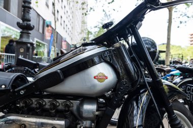 Barselona, İspanya - 6 Nisan 2024: Barcelona, Katalonya, İspanya 'da bir caddeye park edilmiş eski Nimbus markasının eski retro motosikleti