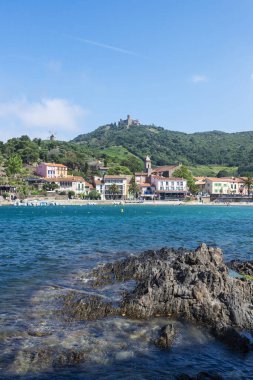 Collioure 'da ya da Cotlliure' de, Fransa 'da balıkçı köyünde insanlar olan plaj.