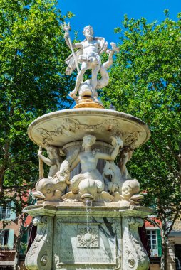 Carnot Meydanı 'ndaki Neptün Çeşmesi, Carcassonne, Occitania, Fransa