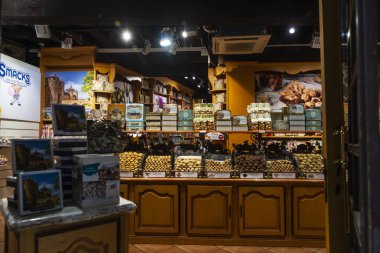 Carcassonne, Fransa - 18 Haziran 2024: Fransa 'nın Carcassonne kentindeki bir şekerci dükkanında geleneksel bisküvi ve kurabiye çeşitleri