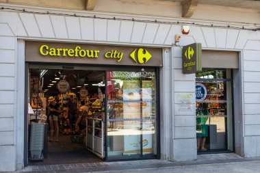 Carcassonne, Fransa - 18 Haziran 2024: Carrefour şehir süpermarketinin imzası ve logosu