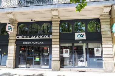 Carcassonne, Fransa - 18 Haziran 2024: Carcassonne, Fransa 'daki Credit Agricole banka ofisinin imza ve logosu 