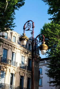 Narbona ya da Narbonne, Occitanie, Fransa 'daki eski klasik sokak lambası direği
