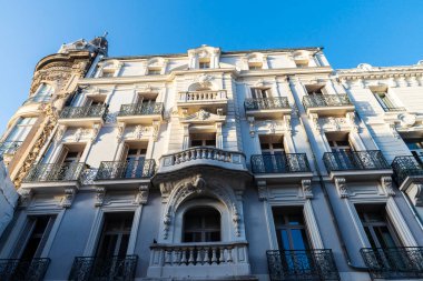 Narbonne ya da Narbona, Occitanie, Fransa 'da klasik bir binanın cephesi