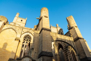 Narbonne Katedrali, Saint-Just-et-Saint-Pasteur veya Aziz Justus ve Pastor, Narbona, Occitanie, Fransa 'ya ithaf edilmiştir.