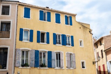 Narbonne 'da ya da Narbona' da, Occitanie, Fransa 'da eski bir evin mavi pencereli yüzü