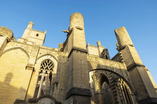 Narbonne Katedrali, Saint-Just-et-Saint-Pasteur veya Aziz Justus ve Pastor, Narbona, Occitanie, Fransa 'ya ithaf edilmiştir.