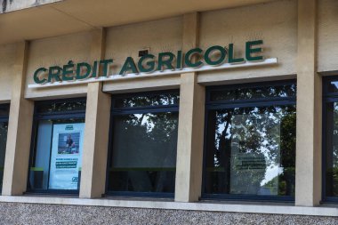 Narbona, Fransa - 18 Haziran 2024: Narbona veya Narbonne 'daki Credit Agricole banka ofisinin imza ve logosu, Occitanie, Fransa 