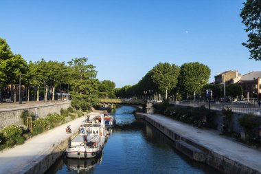 Narbona, Fransa - 19 Haziran 2024: Narbona veya Narbonne, Occitanie, Fransa 'da akan Kanal de la Robine
