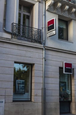 Narbona, Fransa - 18 Haziran 2024: Narbona veya Narbonne, Occitanie, Fransa 'daki Societe Generale banka ofisinin imza ve logosu 