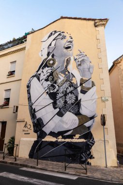 Narbona, Fransa - 18 Haziran 2024: Al Sticking 'in sanat eseri Almarita, Narbona ya da Narbonne, Occitanie, Fransa