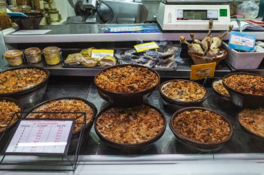 Narbona, Fransa - 19 Haziran 2024: Cassoulet de Castelnaudary Artisanal Les Halles Market 'teki bir şarküteride, Narbona veya Narbonne, Occitanie, Fransa