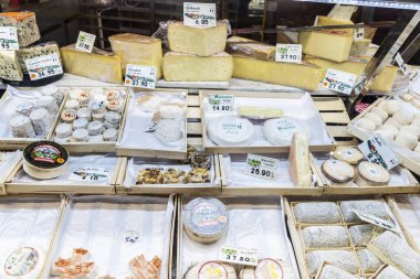 Narbona, Fransa - 19 Haziran 2024: Les Halles Market 'te inek, koyun ve keçi peyniri dükkanı, Narbona veya Narbonne, Occitanie, Fransa