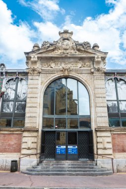 Narbona, Fransa - 19 Haziran 2024: Les Halles gıda pazarı, Narbona veya Narbonne, Occitanie, Fransa