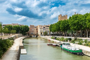 Narbona, Fransa - 19 Haziran 2024: Narbona veya Narbonne, Occitanie, Fransa 'da akan Kanal de la Robine