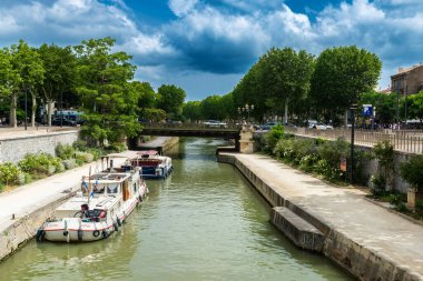 Narbona, Fransa - 19 Haziran 2024: Narbona veya Narbonne, Occitanie, Fransa 'da akan Kanal de la Robine