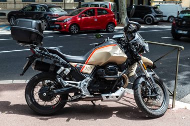 Narbona, Fransa - 19 Haziran 2024: Guzzi V85 TT motosikleti Narbona veya Narbonne, Occitanie, Fransa