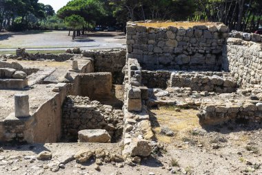 Harabelerdeki Serapis Tapınağı. Costa Brava, Girona, Katalonya, İspanya 'daki İşsizlik, Roma ve Yunan harabeleri.
