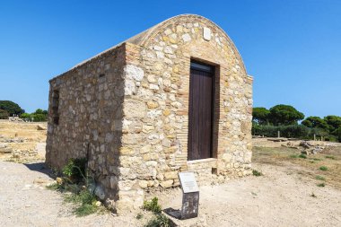 Kosta Brava, Girona, Katalonya, İspanya 'daki Kalıntılar, Roma ve Yunan harabelerinde asma yetiştiricisi canlandı