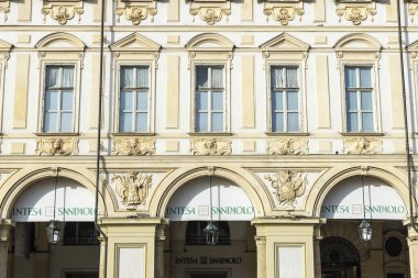 Torino, İtalya - 24 Kasım 2024: Torino, İtalya 'daki Intesa Sanpaolo banka bürosunun imzası