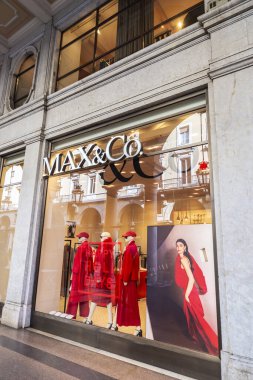 Torino, İtalya - 24 Kasım 2024: Max & Co, Torin veya Torino, İtalya 'da bir alışveriş caddesinde kırmızı elbiseli lüks giyim mağazası