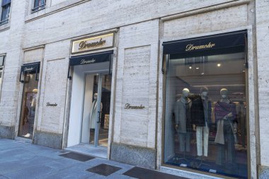 Torino, İtalya - 24 Kasım 2024: Drumohr, Torino, İtalya 'da bir alışveriş caddesinde lüks giyim mağazası