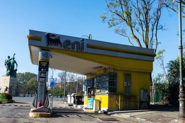 Torino, İtalya - 25 Kasım 2024: Torino, Piedmont, İtalya merkezindeki Eni benzin istasyonu