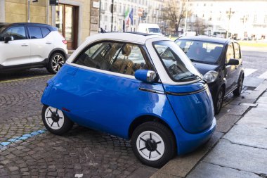 Torino, İtalya - 25 Kasım 2024: Microlino, iki koltuklu küçük elektrikli araba Torin veya Torino, Piedmont, İtalya