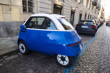 Torino, İtalya - 25 Kasım 2024: Microlino, iki koltuklu küçük elektrikli araba Torin veya Torino, Piedmont, İtalya