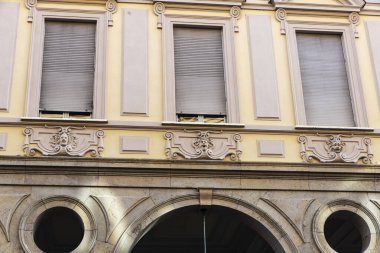 Turin veya Torino, Piedmont, İtalya, Maskaron mimari üç insan yüzü süslemesi